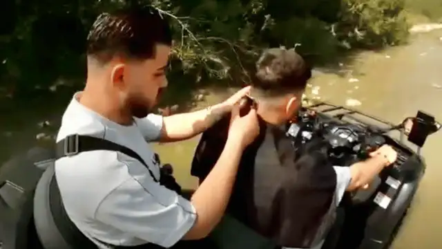 Manisalı berber traşta çığır açmaya devam ediyor. Bu kez de hızla giden ATV üzerinde traş yaptı