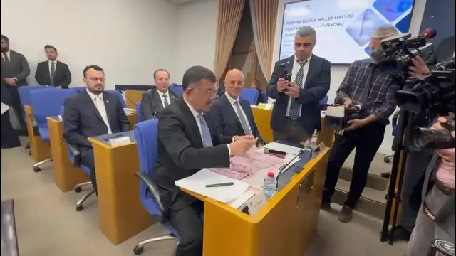 CHP'li Ağbaba'dan üzerinde Bakan Şimşek'in resminin basılı olduğu 5 bin TL'lik banknotlu esnflasyon eleştirisi