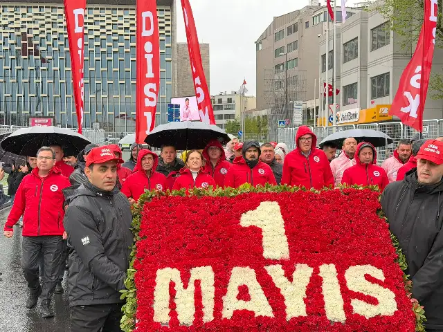 DİSK'ten Taksim Meydanı'na çelenk