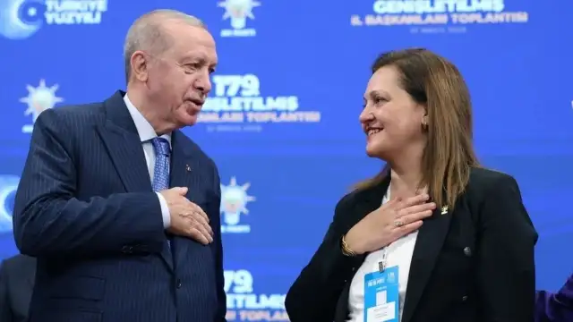 Erdoğan, Burcu Köksal'a AKP rozeti taktı