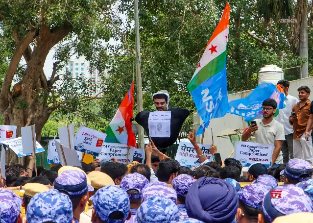 Hindistan'da soru sızıntısı nedeniyle sınav iptali protesto edildi