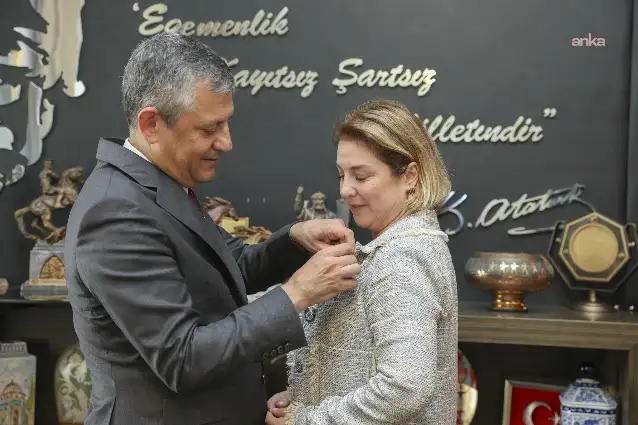 Mısra Öz CHP'ye katıldı, rozetini Özgür Özel taktı