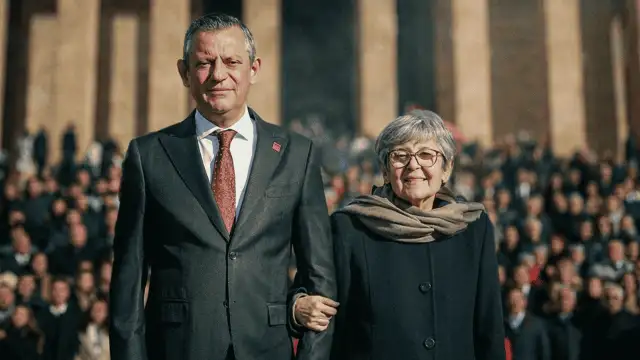 Özel'den Anneler Günü mesajı: Direnciyle hayatımıza ışık olan tüm annelerin Anneler Günü kutlu olsun