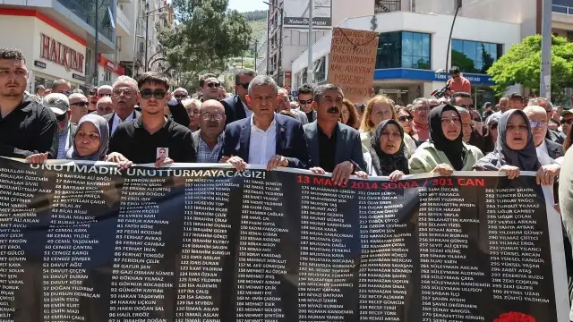 Soma'da yüzlerce kişi 301 şehit madenci için yürüdü
