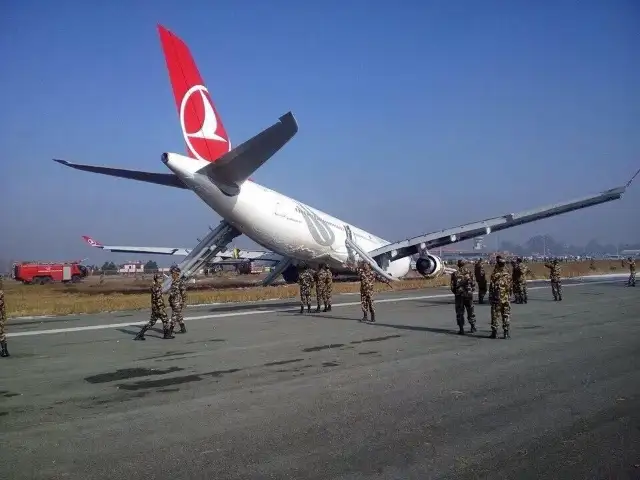 THY uçağı, iniş takımlarındaki duman nedeniyle tahliye edildi