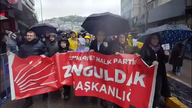 Zonguldak'ta emekçiler, soğuk ve yağışlı havaya rağmen 1 Mayıs'ı kutladı