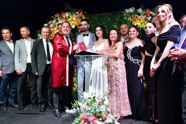 Miting gibi nikah: Halk, siyasetçiler, iş dünyası, esnaflar oradaydı