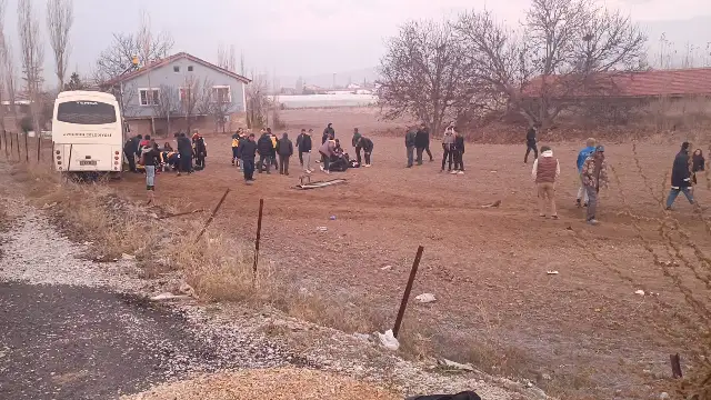 Afyonkarahisar'da öğrenci servis aracı ile kamyonet çarpıştı, 14 kişi yaralandı