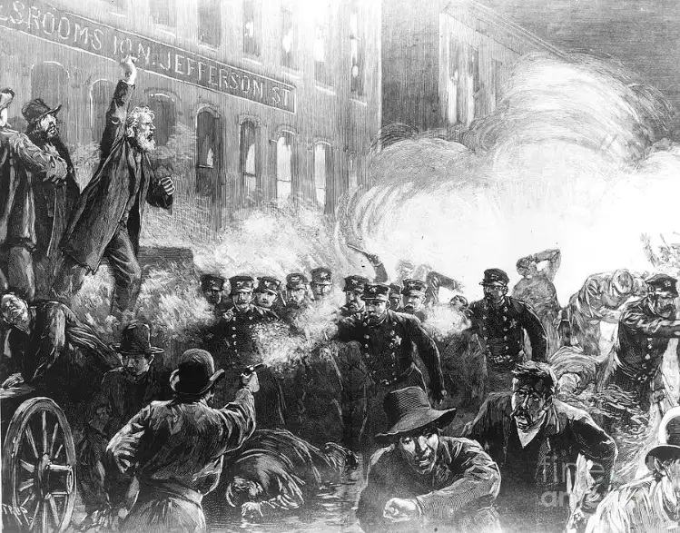 Dünya ölçeğinde her dinden, ırktan, cinsten milyarlarca emekçinin 'İşçi Sınıfının Birlik, Mücadele ve Dayanışma Günü' olarak kutladığı 1 Mayıs, ABD işçi sınıfının başlattığı 8 saatlik iş günü mücadelesinin bir ürünü olarak ortaya çıktı. 
ABD işçi sınıfının, 8 saatlik iş günü mücadelesi 1884'te başladı. Chicago'da, Trade-Unions (İşçi Birliği) Kongresi de 1 Mayıs 1886'dan itibaren normal iş gününün 8 saat olarak belirlenmesini talep etti ve aynı yıl ABD'nin büyük kentlerinde 5 binden fazla grev ilan edildi. Polisle çıkan çatışmalarda bir işçi öldü, çok sayıda işçi yaralandı. 3 gün süren gösteriler sonrasında sendikacılardan 4'ü idam, 4'ü ağır hapis cezasına çarptırıldı.