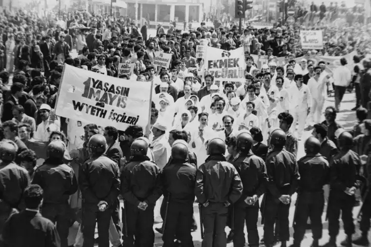 1992 yılı İstanbul'da 12 Eylül’den sonraki ilk 1 Mayıs mitingine sahne oldu. İstanbul Gaziosmanpaşa Meydanı’nda İstanbul Sendika Şubeler Platformu ve Sosyalist Parti tarafından ortak bir miting düzendi. 8 bin kişinin katıldığı mitingde işçi ağırlığı göze çarparken, DİSK, Türk-İş, Hak-İş salon kutlaması yaptı. 1993'de Türk-İş Şişli'de, DİSK Pendik'te miting düzenledi.
