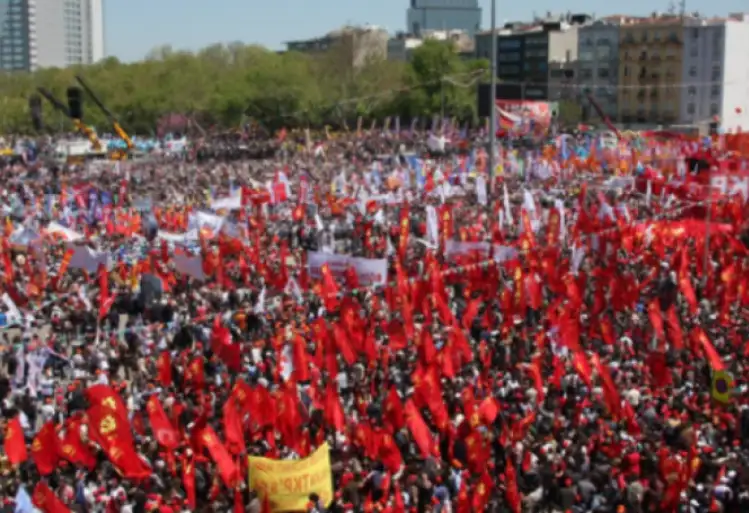 1994 yılında Demokrasi Platformu içinde yer alan Türk-İş, DİSK, Hak-İş ve Kamu Çalışanları Sendikaları Platformu İstanbul’da Abide-i Hürriyet Meydanında ortak bir miting düzenledi. Miting sonrası polis saldırısı yaşandı. 1995 yılında da 1 Mayıs, Demokrasi Platformu tarafından ortak bir biçimde kutlandı. Ancak bu kez Hak-İş bu ortak kutlamanın içinde yer almadı. Ayrıca pek çok kentte ortak mitingler yapıldı