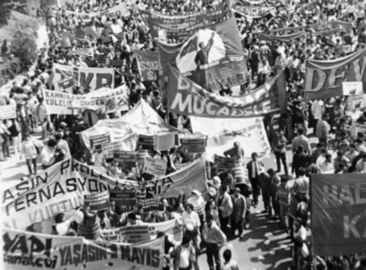 1996 yılında 1978 yılından sondaki en kitlesel 1 Mayıs mitingi gerçekleştirildi. Taksim Meydanı’nın yasaklı olduğu gerekçesiyle Kadıköy`de düzenlenen 1 Mayıs kutlamalarına yaklaşık 150 bini aşkın kişi katıldı. Kalabalık toplanırken polisin açtığı ateşle Hasan Albayrak, Dursun Odabaşı ve Yalçın Levent yaşamını kaybetti. 