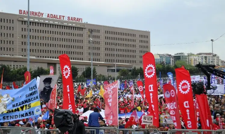 2016 yılında 1 Mayıs için Taksim Meydanı yasaklanırken, kutlamalar için Bakırköy Meydanı adres gösterildi. İstanbul’da 231 kişi gözaltına alındı. 1 kişi ise TOMA’nın altında kalarak hayatını kaybetti. Adana, Antep ve Urfa’da canlı bomba şüphesiyle kutlamalar iptal edilirken, İzmir’de gençlerin soyunarak alana girmesi gündem oldu. Ankara ve Diyarbakır’da kitlesel 1 Mayıs kutlamaları yapıldı.
2017’de de Taksim'de 1 Mayıs yasağı devam etti. Gün boyu yapılan eylemlerde İstanbul'un değişik semtlerinden toplam 165 kişi gözaltına alındı. Olağanüstü Hal koşullarında gerçekleşen 1 Mayıs için resmi miting adresi Bakırköy'dü. KESK, TTB, DİSK ve TMMOB tarafından düzenlenen miting öncesi kısa süreli gerginlik yaşandı, polis havaya ateş açtı.