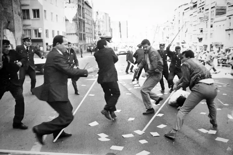 1989'de 1 Mayıs kutlamaları yasaklandı, Taksim Meydanı'na çıkmak isteyenler polis saldırısıyla karşılaştı. Polisin açtığı ateş sonucu 17 yaşındaki işçi Mehmet Akif Dalcı işçi hayatını kaybetti. Sendikalar Hürriyet Tepesi’nde miting için başvuru yaptı, ancak reddedildi. Mecidiyeköy’de buluşarak miting alanına yürümeye çalışan 1500 işçi polis saldırısı ve gözaltılarla dağıtıldı. 
Türk-İş Genel Kurulu’nda 1 Mayıs’ın kutlanması karar altına alınırken, Hak-İş de tarihinde ilk kez 1 Mayıs kutlaması yaptı. Taksim'e çıkmak isteyenlere yönelik polis saldırısında Pangaltı’da üniversite öğrencisi Gülay Beceren silahla vuruldu ve felç oldu. 1991 yılında İstanbul’da yasaklara rağmen yapılan 1 Mayıs gösterilerinde 10 kişi yaralandı ve 600 kişi gözaltına alındı. İzmir’de Balık Hali önünde yapılan toplantı 12 Eylül sonrasının ilk yasal mitingi oldu.