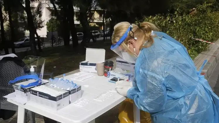 ERİS VARYANTI BELİRTİLERİ NELERDİR?

Dünya Sağlık Örgütü tarafından Eris varyantının belirtilerinin, diğer COVID-19 varyantlarının belirtilerine benzer olduğu tespitinde bulunmuştu. Eris varyantına yakalanan kişilerde görülen en yaygın görülen belirtiler şu şekilde sıralanmaktadır;

Ateş,
Öksürük,
Boğaz ağrısı,
Nefes darlığı veya solunum güçlüğü,
Kas ağrıları veya kas güçsüzlüğü,
Baş ağrısı,
Yorgunluk,
Tat veya koku kaybı,
İshal veya mide rahatsızlığı,
Burun akıntısı veya tıkanıklığı.