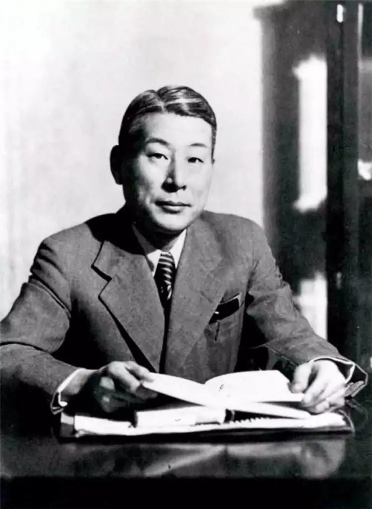 Chiune Sugihara

Japon diplomat Sugihara, binlerce Yahudinin hayatını kurtarmıştır. Soykırım sırasında Litvanya'da bulunan diplomat, Nazilerin kesin emirlerine rağmen binlerce Yahudinin vizesini imzalayarak Japonya'ya kaçmalarını sağlamıştır.