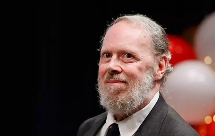 Dennis Ritchie

Ritchie, bilgisayarlarımızın çalışmasını, bir çok programın yaratılmasını sağlayan C programlama dilinin mucidi. Kendisi Steve Jobs ile aynı gün ölmüştür ancak ne yazık ki medyadan aynı ilgiyi görememiştir.