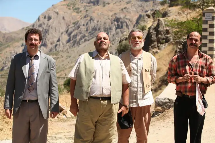 3- Düğün Dernek
Ahmet Kural ve Murat Cemcir'i tekrardan bir araya getiren Düğün Dernek toplamda 6.980.070 seyirciyle tüm zamanların en çok izlenen filmi oldu. 6 Aralık 2013'te vizyona giren film sekiz hafta süresince gişede birinci sırada yer aldı. Düğün Dernek yerli filmler seyirci rekoru listesinde 3. sırada yer alıyor.