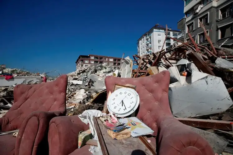 Bu fay hatlarına uyum gösteren deprem kuşağı; Ayvalık, Dikili, İzmir, Aydın, Denizli, Isparta ve Akşehir'in içine alır. Ayrıca Burdur, Acıgöl havzalarının kenarlarında ve Sultan Dağları’nın kuzey eteklerinde de faylar uzuyor.