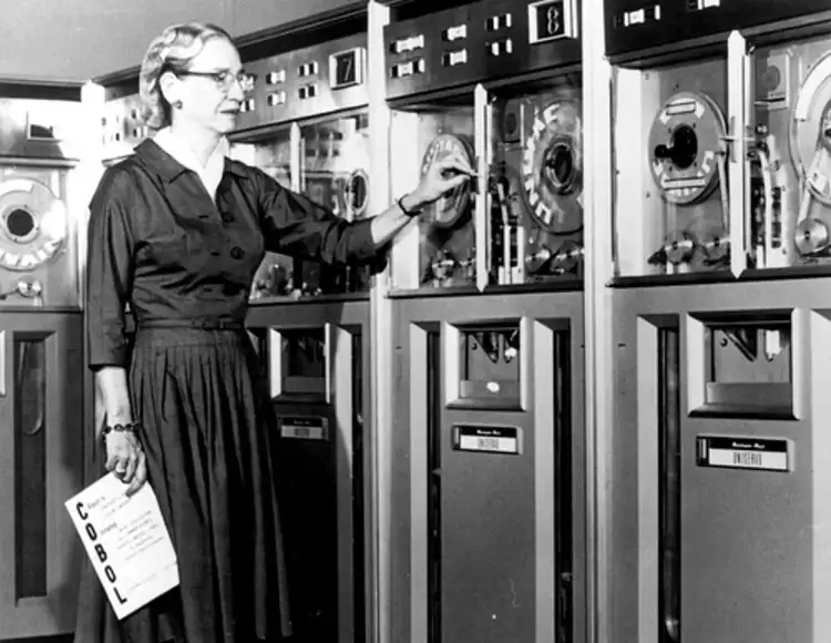 Grace Hopper

Amerikan donanmasında yüksek rütbeli bir kadın asker olan Grace Hopper, bilgisayar programla dili için ilk derleyiciyi icat eden kişidir.