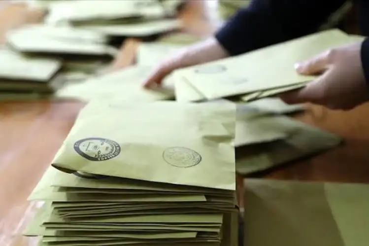 Ankete katılanların yüzde 25'i 'Kesinlikle Ekrem İmamoğlu'na oy vermem' derken, yüzde 167sı ise 'oy vermem' karşılığı verdi. Yüzde 7'lik bir kesim ise kararsız olduğunu söyledi. 