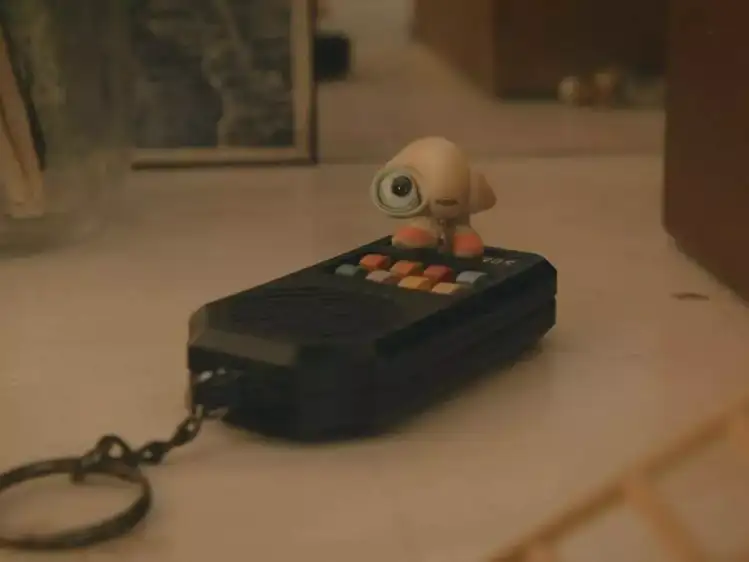 Marcel the Shell with Shoes On

Bu animasyon filminden beklenmedik bir neşe ve bilgelik akıyor. 2010 yapımı bir kısa filmi genişleten ve belki de Aardman'ın klasik 'Creature Comforts'ından ilham alan film, bize Marcel adında sevimli bir hayvan ile tanıştırıyor. Şirin ama asla şirinlik taslamayan ve beklenmedik derecede keskin bir zekaya sahip olan bu film adeta sinematik ruh gıdası.