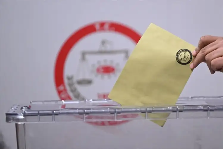 Saat 21.00'den sonra bütün yayınlar serbest olacak ancak YSK'nin gerek görmesi halinde saat 21.00'den önce de yayınların serbest bırakılmasına karar verilebilecek.