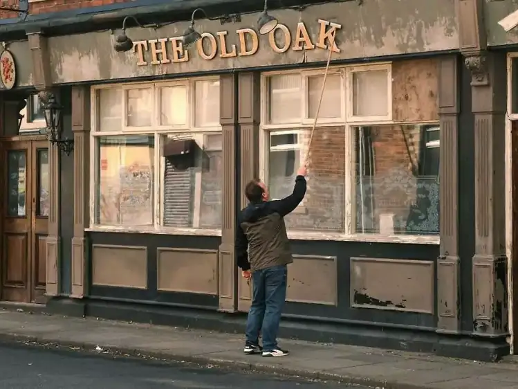 The Old Oak

Ken Loach, Britanya sinemasının yaşlı meşesi, belki de son filmi olan ve Suriyeli mültecilerin gelişiyle mücadele eden bir İngiliz topluluğunu anlatan bir filmle karşımıza çıkıyor. Film, bazılarına göre sosyal gerçekçilikten sapıyor olabilir, ancak Loach ve senaristi Paul Laverty'nin amacı, işçi sınıfını etkileyen gerçek hayat krizlerini anlatmak. Bu doğrudanlık, filmin en büyük gücüdür. Ayrıca, ilk kez rol alan oyuncular kadrosu, insan bağlantısının dokunaklı anlarına cilasız bir sıcaklık getiriyor. Loach'ın bu tarz filmleri çekmeyi bırakması durumunda, kimin devam edeceği merak konusu.