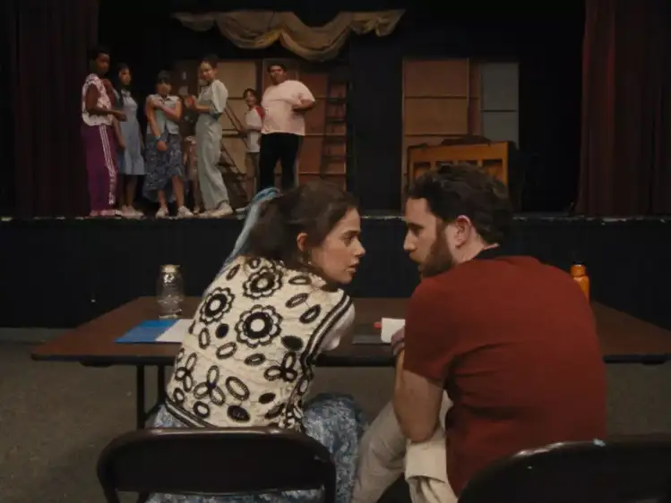 Theater Camp

Christopher Guest'in belgesellerinden ve Parks and Recreation gibi sitcomlardan esinlenen komedi 'Theater Camp', bir yaz kampında drama çocukları ve yetişkinlerinin mizahi hikayesini anlatıyor. Yazarlar Molly Gordon ve Nick Lieberman, film küçük ölçekli sanat dünyasını mizahi bir dille alaya alırken, karakterlerin kendinden emin komikliğinden kaynaklanan bir kahkaha şöleni sunuyor.