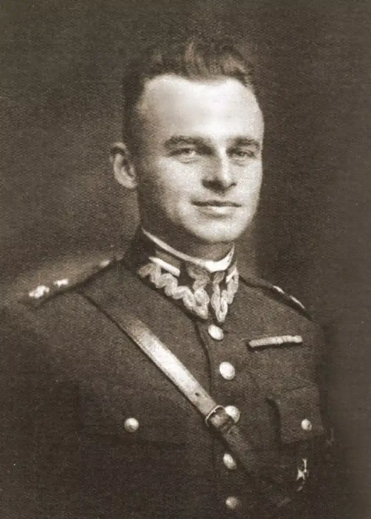 Witold Pilecki

Pilecki tarihin gördüğü en kahraman askerlerden biridir. Şahsi isteği üzerine Naziler tarafından, bir ölüm kampı olan Auschwitz'e gönderilmiştir. Sonrasındaysa burada bir direniş kurmuş ve içeride gerçekten olanları dünyaya duyurmuştur!