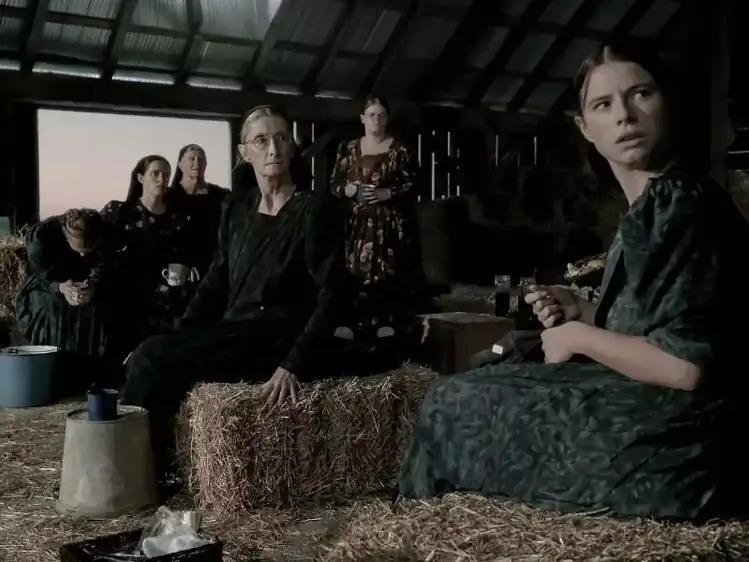 Women Talking

Sarah Polley'in feminist eleştiri tadındaki bu filmi adeta izleyiciye meydan okuyor ve patlamış mısırınıza uzanmanızı engelliyor. Detayları kaçırırsanız filmi anlamanız zorlaşacağı için dikkatle izlemenizi öneririz. Senaryoda dini bir toplulukta yaşanan cinsel istismar konusu ele alınıyor. İnanç, öfke ve affetme konuları, bu eserde hat safhada. Bu film, sıradan bir film gecesi kaçamağından çok daha fazlasını vaat ediyor ve izleyicisine düşündürücü bir deneyim sunmayı hedefliyor.