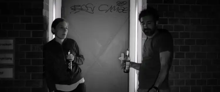 Açık Kapılar Ardında / Alpgiray Uğurlu

30. Adana Altın Koza Film Festivali’nde FİLM-YÖN En İyi Yönetmen ödülünü kazanan film, Türkiye’den gitme planları yapan binlerce gençten izler taşıyor. Berlin’de yaşayan yönetmen Alpgiray Uğurlu’nun imzasını taşıyan film, Türkiye’den Berlin’e göçen genç bir mühendisin ev kiralarken kefil bulmak için çıktığı yaklaşık 24 saatlik bir yolculuğu anlatıyor.