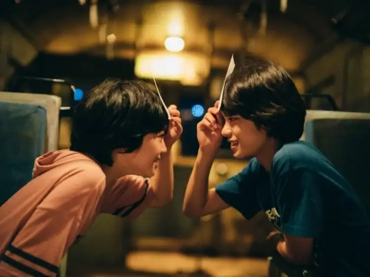 Canavar / Hirokazu Koreeda

Japon sinemasının en büyük yönetmenlerinden Hirokazu Koreeda, bu yıl Cannes’dan En İyi Senaryo ödülüyle dönen filminde bir çocuğun duygusal dünyasının derinliklerine iniyor. Çok katmanlı bir yapı kuran filmde, aynı olaylar seyirciye Kurosawa klasiği Rashōmon’u andıran bir üslupla üç ayrı perspektiften anlatılıyor.

İnsanlar arasındaki uçurumları hümanist bir yaklaşımla ele alan film, sınıfında çıkardığı sorunlar yüzünden dikkat çeken bir çocuk ve onun öğretmeni etrafında gerçeklik algımızı, çağımızın ahlak anlayışını, ön yargılarımızı sorguluyor.
