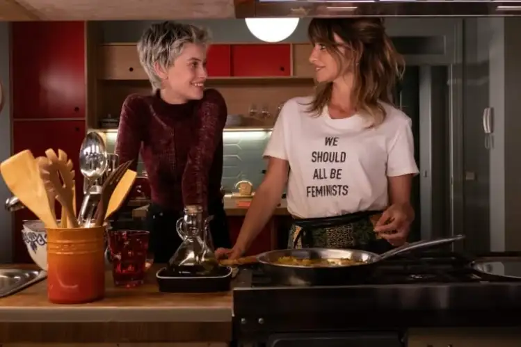 Paralel Anneler / Pedro Almodóvar

Pedro Almodóvar’la Penélope Cruz’u bir kez daha buluşturan film, aynı gün doğum yapan iki kadının öyküsü üzerinden İspanya tarihinin karanlık sayfalarına ışık tutuyor. Doğum için kaldıkları hastane odasında yolları kesişen iki kadın arasındaki bağ, sürpriz bir yolda ilerleyerek ülkenin geçmişindeki yüzleşilmemiş travmaların ve suçların peşinde özgün bir anlatıya dönüşüyor. Melodramları yeniden yorumlayarak kendi imzasını atmasıyla ünlü İspanyol usta Almodóvar’ın belki de en politik filmi.