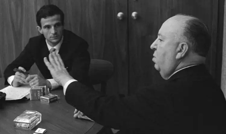 ALFRED HİTCHCOCK VE FRAÇOİS TRUFFAUT

Hitchcock'un Hollywood stüdyo sistemine olan bağımlılığı ve Truffaut'un auteur teorisine olan tutkusu arasındaki çatışma, ünlü yönetmenler arasında yaşandı. Ancak, Truffaut'un Hitchcock ile yaptığı uzun bir röportaj, iki ismin birbirini daha iyi anlamasına yol açtı.