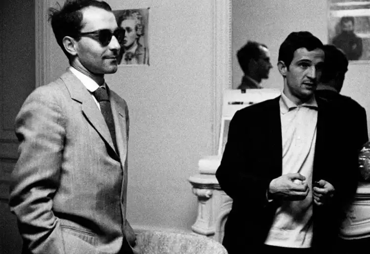 GODARD VE TRUFFAUT 

Dünya sinemasının iki önemli yönetmeni Jean-Luc Godard ile François Truffaut, yıllar önce Ceylan-Demirkubuz hikâyesine benzeyen bir öykünün kahramanı haline gelmişti.

İkili, kariyerlerinin başında iki iyi arkadaştı. Ancak Godard tarafından kaleme alınan bir mektupta Truffaut için kullanılan bir ifade, bu iki büyük yönetmen arasındaki dostluğun sonunu getirecek olayların fitilini ateşledi. Godard mektubunda Truffaut için “Sabahları iş adamı, öğlenleri ise şair” benzetmesini kullanıyor, arkadaşının kendisini ifade edebildiği tek filminin 400 Darbe olduğunu ileri sürüyordu. Truffaut, arkadaşının bu ağır eleştirisi karşısında sessiz kalsa da bu hikâyenin mutlu bir finali olmayacaktı.

François Truffaut, 1973 yılında Güneşte Gece adlı filmini yayınladı. Kaleminin ucunu iyice sivrilten Godard ise bir kez daha arkadaşının eserini sert şekilde eleştirdi. Ancak Truffaut bu defa sessiz kalma niyetinde değildi. Godard’a, “Gerçek militanları her zaman temizlikçi kadınlara benzetmişimdir; ikisi de kimselerce takdir görmeyen, gündelik ve yapılması gereken işleri yerine getirir. Fakat sen Ursula Andress gibisin, hepi topu dört dakika, flaşların patlaması için belirip ardından arkanda kendine hizmet eden bir gizem bulutu bırakarak kayboluyorsun.” sözleriyle karşılık verdi. Bu unutulmaz sinema tartışmasının ardından ikilinin arkadaşlığı sona erdi.