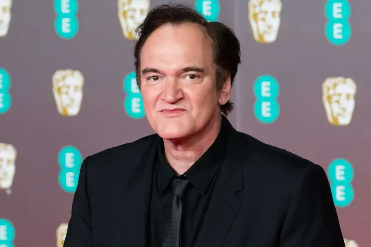 QUENTIN TARANTINO VE MARVEL 

Marvel filmlerinden hoşlanmayan tek yönetmen Martin Scorsese değil. Kült filmlerin yaratıcısı Quentin Tarantino da süper kahraman filmlerini sert bir şekilde eleştirmişti. Tarantino’nun, “Marvel oyuncuları film yıldızı değil.” açıklaması ise hem destek hem de tepki toplamıştı. Tarantino, bu konu hakkındaki görüşünü açıklarken, ekranda görünen Kaptan Amerika ve Thor gibi kurgusal Marvel karakterlerinin yıldız olduğunu, bu karakterlere hayat veren oyuncuların pek de önemli olmadığını dile getiriyordu.

Tarantino’nun dikkat çekici açıklamasına cevap gecikmedi. Elbette mikrofonun arkasında, “Marvel yıldızları” vardı. İşte unutulmaz sinema tartışmaları arasında yer alan olay bu şekilde patlak verdi. Iron Man’in yıldızı Robert Downey Jr. sinemaya uyarlanan bir karakterin onu canlandıran oyuncunun yeteneği oranında başarılı olabileceğini ve bu isimleri yok saymanın doğru olmadığını dile getirdi. Shang-Chi ve On Halka Efsanesi filminin başrol oyuncusu Simu Liu ise “Film yıldızı olmanın tek karar mercileri Tarantino ve Scorsese olsaydı, asla 400 milyon doları aşan bir filmde başrol oynama fırsatım olmayacaktı.” şeklinde bir açıklama yaptı.
