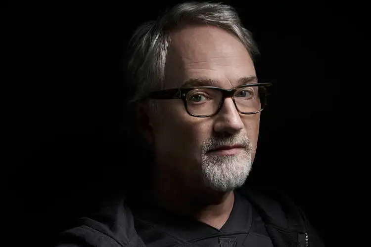 DAVID FINCHER VE JOKER

Dövüş Kulübü, Kayıp Kız, Sosyal Ağ, Benjamin Button’ın Tuhaf Hikayesi gibi pek çok önemli yapımın altında imzası bulunan yönetmen David Fincher, 2019 yılının çok konuşulan filmlerinden Joker hakkında ilginç açıklamalara imza atarak dikkat çeken bir sinema tartışması başlatmıştı.

Fincher, Todd Phillips tarafından yönetilen Joker’in, gerçek bir akıl hastalığını referans almasına rağmen hastalığı tasvir etme biçiminin hatalı olduğunu dile getiriyor, dahası filmin gerçek bir akıl hastalığı ile mücadele eden insanlara ihanet ettiğini belirtiyordu. Todd Phillips’in yarattığı Joker karakterini de sert şekilde eleştiren Fincher, Joker’in Taxi Driver filmindeki Travis Bickle ile Komediler Kralı filmindeki Rupert Pupkin’in birleşimi olduğunu söylemişti.