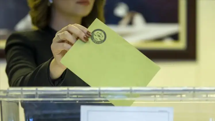 Seçmen listeleri ne zaman kesinleşecek?

Seçmen listeleri muhtarlıklarda askıya çıkarıldı. Seçmenlerin isimlerini 17 Ocak Çarşamba gününe kadar kontrol etmesi gerekiyor. Listede isimlerini bulamayanlar, il ve ilçe nüfus müdürlüklerine başvuracak. 7 Şubat'ta, seçmen kütükleri kesinleştirilecek, seçmenlerin oy vereceği yer ve sandıkların belirlenmesine başlanacak. Seçmenlerin oy vereceği yer ve sandıklar 11 Şubat'ta tamamlanacak.