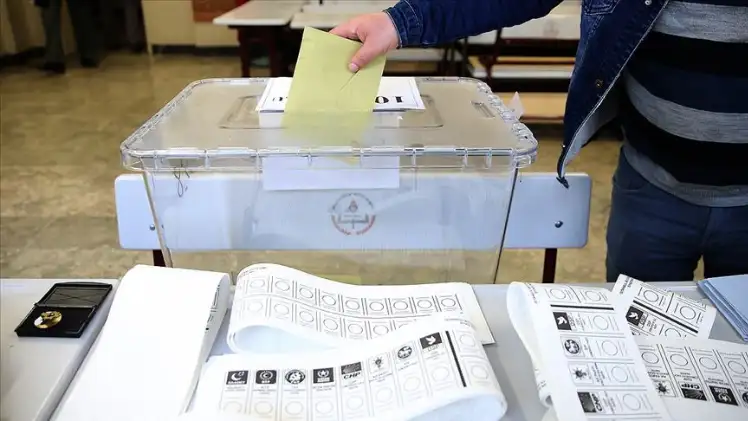 Bayrakçı şunları sözlerine ekledi: 

Bu seçimi biri 1 puanla kaybedecek olursa, örneğin İmamoğlu dönüp DEM'in aldığı ve İYİ Parti'nin aldığı puanların hesabını soracak."