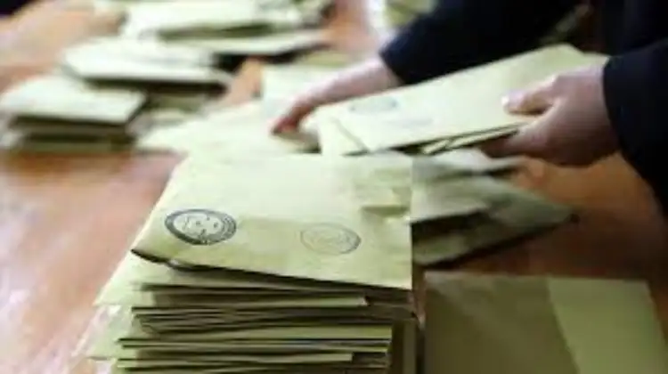 Bayrakçı şöyle devam etti: 

Fark 1'in altında. Bundan eminim. Başa baş bir durum var. Murat Kurum 41.3. Üçüncü olarak ise DEM geliyor. İYİ Parti de 4 civarı çıkıyor. Yani 4 buçuk olur, 3.9 olur ama bu seviyelerde. Ondan sonra da Yeniden Refah geliyor. Aşağı yukarı 5.5 buçuk civarı da diğer partiler alır.