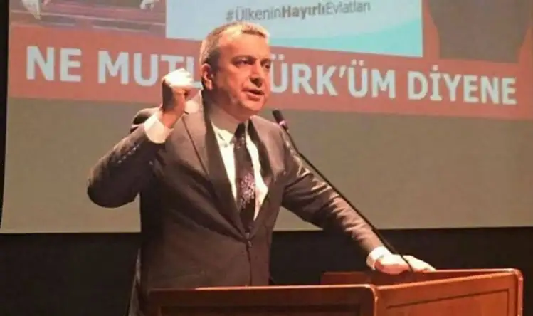 Zafer Partisi, yerel seçimler için İBB Başkan adayı olarak 13 Ocak’ta gerçekleşen toplantıda eski Ülkü Ocakları Genel Başkanı, Azmi Karamahmutoğlu’nu ilan etti. Karamahmutoğlu, MHP’nin kurucu genel başkanı Alparslan Türkeş’in atadığı son Ülkü Ocakları Genel Başkanı olması nedeniyle dikkat çeken bir aday konumunda. 

AZMİ KARAMAHMUTOĞLU KİMDİR?

Trabzon'un Of ilçesinde 1966'da doğan Azmi Karamahmutoğlu, Çukurova Üniversitesi Mersin MYO İşletmecilik bölümü mezunudur.

Siyasi hayatına 90'larda başlayan Karamahmutoğlu, Milliyetçi Hareket Partisi’nin (MHP) Kurucu Genel Başkanı Alparslan Türkeş’in atadığı son Ülkü Ocakları Genel Başkanıdır.

MHP'den 1991'de Ankara Milletvekili seçilen Azmi Karamahmutoğlu, 1995'te de MHP Genel Başkan Yardımcısı görevinde bulundu.
MHP ile yollarını 2002’de ayıran Karamahmutoğlu, Zafer Partisi'nde kariyerini sürdürüyor.

Karamahmutoğlu, 2023 seçimlerinde eski CHP Genel Başkanı Kemal Kılıçdaroğlu’nu destekleyeceğini açıkladı.