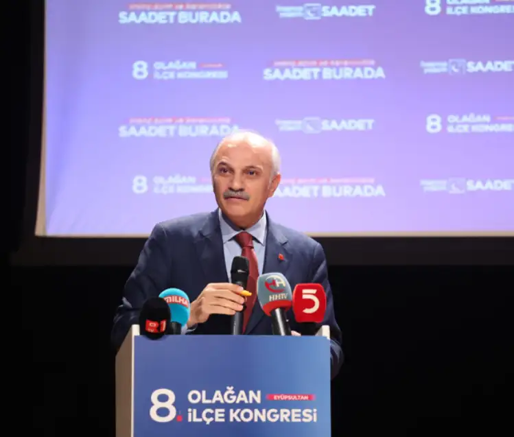 CHP listelerinden vekil olan Birol Aydın, Saadet Partisi ve Gelecek Partisi’nin İBB adayı oldu. 

Lütfi Kırdar Kongre Merkezi’nde gerçekleşen etkinlikte 28 Ocak’ta ilan edilen Aydın, nefret söylemi ile LGBTİ+’ları hedef tahtasına koydu.  

Aydın, "LGBTİ+ denilen sapkınlıklar her alana sirayet etmiş durumda" şeklinde konuştu.

BİROL AYDIN KİMDİR?

Gümüşhane'de 1969 yılında doğan Birol Aydın, üniversite eğitimini Tunus Zeytune Üniversitesi Yüksek İslam Uygarlığı Fakültesi'nde tamamladı.

Siyasi kariyerine Fazilet Partisi Kocaeli İl Yönetim Kurulu Üyeliği ile başlayan Aydın, Saadet Partisi Kocaeli İl Başkanlığı ve Saadet Partisi İstanbul İl Başkanlığı görevlerinde de bulundu.

Saadet Partisi Genel İdare Kurulu Üyeliğini 2006’dan beri sürdüren Aydın, Saadet Partisi Parti Sözcüsü ve TBMM 28. Dönem İstanbul Milletvekilidir. 

Haziran 2023 seçimlerinde ittifak içerisinde yer alan Saadet Partisi Adayı Aydın, İstanbul Milletvekilliğine CHP listesinden girdi.

Evli olan Aydın, üç çocuk babasıdır.