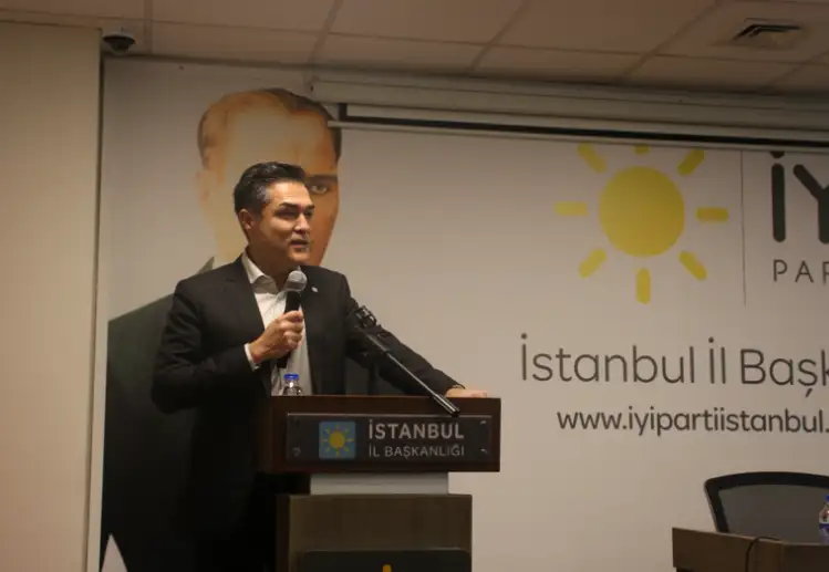 İYİ Parti Seçimlere ‘müstakil’ gireceğini duyuran İYİ Parti’nin İBB adayı Teşkilat Başkanı Buğra Kavuncu oldu. 

BUĞRA KAVUNCU KİMDİR?

Buğra Kavuncu, 1973'te Ankara'da doğdu.

Ankara Üniversitesi'nden 1996'da mezun olan Kavuncu,  Ziraat Fakültesi Tarım Ekonomisi bölümü mezunudur.

Mezuniyetinin ardından 1997'de Kazakistan'da iş yaşamına başlayan Kavuncu, uluslararası bir firmada üst düzey yönetici olarak 13 yıl görev yaptı.
İYİ Parti Genel Kurulu Üyeliğine 2018'de seçilen Kavuncu, İstanbul İl Başkanlığı ve Parti Sözcüsü görevlerini üstlendi.

İYİ Parti'deki İstanbul İl Başkanlığı görevinden 2022'de ayrılan Kavuncu, genel seçimlerde Seçim Kampanyasından Sorumlu Genel Başkan Başdanışmanı görevine getirildi.

Kavuncu, evli ve üç çocuk babasıdır.