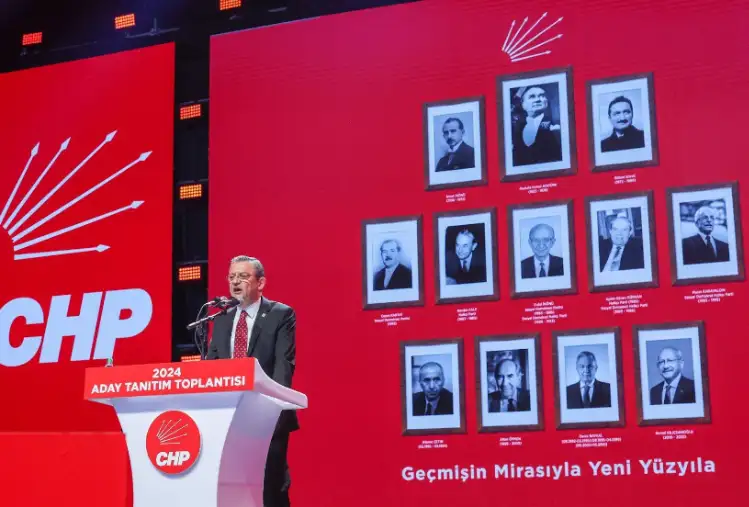 İstifaların ardından CHP Genel Başkanı Özgür Özel'den iki farklı zamanda istifalara ilişkin açıklamalar geldi.

Ankara'da 18 Şubat’ta gerçekleşen Aday Tanıtım Toplantısında konuşan Özel, "3-5 kişi partiyi tartıştırıyor ama partililiğini kimseye tartıştırmayan, adayımızın arkasında duran, partinin başarısını kendi başarısı sayanlar var" açıklamasında bulundu.

“SÖYLENENE, YAPILANA BİR SÜNGER ÇEKİYORUZ”

Özel, TBMM’de 20 Şubat’ta yaptığı konuşmasında ise, “Bugüne kadar söylenen hiçbir sözü, yapılan hiçbir eleştiriyi ne kadar sert olursa olsun parti içi demokrasi sınırlarında kabul ettik ve hiç kötü düşünmedik. Bundan önce söylenene ve yapılana her zamanki gibi en üst düzey toleransla bir sünger çekiyoruz.” ifadelerini kullandı.
