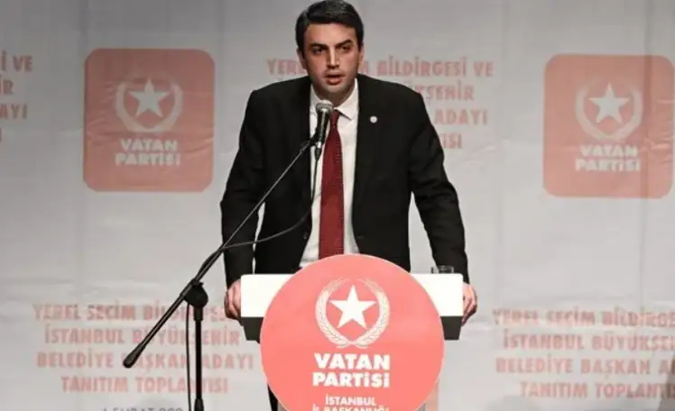 Vatan Partisi, İBB Başkan Adayı olarak İstanbul İl Başkanı İbrahim Okan Özkan'ı aday gösterdi. 

Toplantıda konuşan Özkan seçim sloganını, "Rantçı sisteme son! İstanbul'da kamu hizmeti devrimi!" olarak açıkladı.

İBRAHİM OKAN ÖZKAN KİMDİR?

İbrahim Okan Özkan, 28 Haziran 1994'te Bursa'da dünyaya geldi.
Özkan, lise yıllarında Türkiye Gençlik Birliği'ne (TGB) katıldı.
Yüksek Öğrenimine İstanbul Üniversitesi Siyaset Bilimi ve Kamu Yönetimi bölümünde başlayan Özkan, aynı yıllarda Vatan Partisi'ne üye oldu.
Yaklaşık altı yıl TGB İstanbul İl Başkanlığı ve TGB Genel Sekreterliği görevlerini yürüten Özkan, 2021'den beri Vatan Partisi İstanbul İl Sekreterliği görevinde.

Vatan Partisi İstanbul İl Başkanlığı görevini bir yıldır sürdüren Özkan, 2023 Genel Seçimlerinde İstanbul 2. Bölgeden milletvekili adayı oldu.