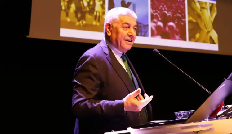Sarıyer Belediye Başkanı Şükrü Genç, yerel seçimler için CHP'den yeniden aday gösterilmedi.
Duruma tepki veren Genç, 20 Şubat’ta seçimlere bağımsız aday olarak gireceğini açıkladı.
Genç, "Biz hep güzel konuştuk. Ama halkımızın çok güzel bir sözü var. Kısa çöp uzun çöpten hakkını alacak. Gelin demokrasi dersi verelim Sarıyer'de" şeklinde konuştu.

Sarıyer Belediye Başkanlığı için CHP, Mustafa Okay Aksu ismini açıkladı.
