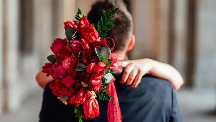 3. Hristiyan inancına göre St. Valentine aşkın, mutlu evliliklerin, arıcıların, gezginlerin ve hastaların koruyucusu