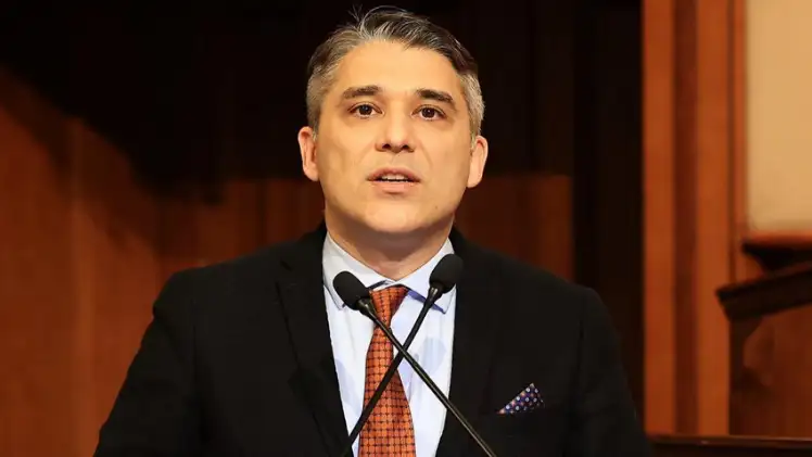 İYİ Partiden 2023'te istifa eden ve ‘İnternetçi abi’ lakabı ile anılan Taylan Yıldız, bağımsız aday olarak yerel seçimlerde yer alacağını duyurdu.

TAYLAN YILDIZ KİMDİR?

Ankara'da 1980 yılında doğan Taylan Yıldız, Karşıyaka Anadolu Lisesi'nin ardından İzmir Fen Lisesi'nde eğitim aldı.

Üniversite eğitimini Boğaziçi Üniversitesi Endüstri Mühendisliği’ni onur derecesi ile bitiren Yıldız, Massachusetts Üniversitesi Endüstri Mühendisliği Bölümü’nde yüksek lisans yaptı.

Yıldız, 2003'te Stanford Üniversitesi’ndeki İşletme Doktorası Pazarlama programına tam burslu olarak kabul edildi.

İYİ Parti’nin kuruluşunda yer alan Yıldız, partinin kurucu Genel Başkan Yardımcılığı görevini de yürüttü. 
Yıldız, Türkiye’deki gençlerin temsilciliği iddiasında olan Yarın İçin Şimdi Derneği’nin Yönetim Kurulu Başkanıdır.
Üç yıl İBB Meclis Üyeliği yapan Yıldız, gençler arasında 'İnternetçi Abi' lakabıyla tanınmaktadır.