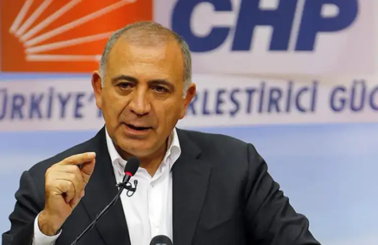 Eski İstanbul Milletvekili ve CHP Genel Sekreteri Gürsel Tekin, 13 Şubat’ta istifa ettiğini açıkladı. Sosyal medya hesabı üzerinden açıklama yayımlayan Tekin, istifa gerekçesi olarak CHP’nin kuruluş ilkelerinden uzaklaşmasını sundu.